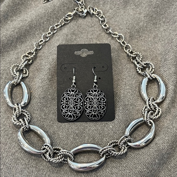 Jewelry - 🌻3/$15 Silvertone Linked Chain Necklace & Earring Set